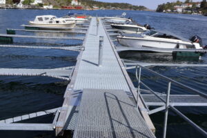 Bryggeanlegg med gitterdekke