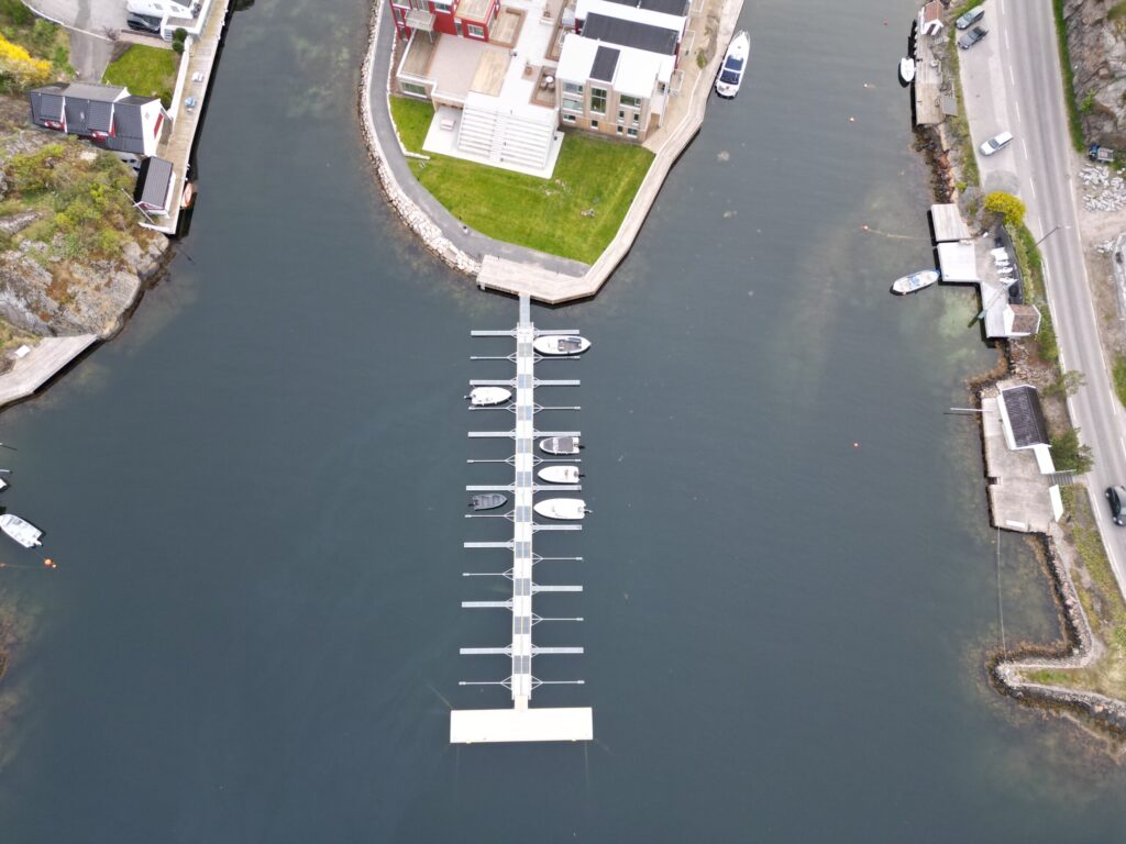 Miljøvennlig bryggeanlegg i Kilsund, flytebrygge, utrigger og landgang med gitterdekke.