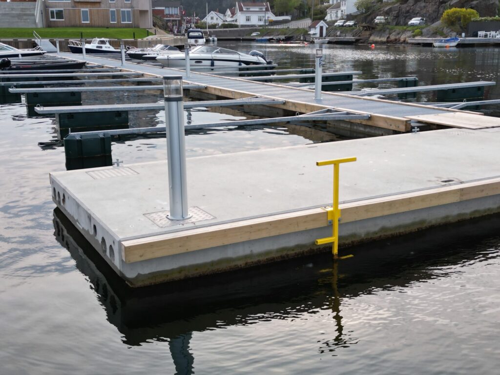 Bølgedemper med lyssøle og redningsstige.