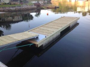 Flytebrygge i betong og tre