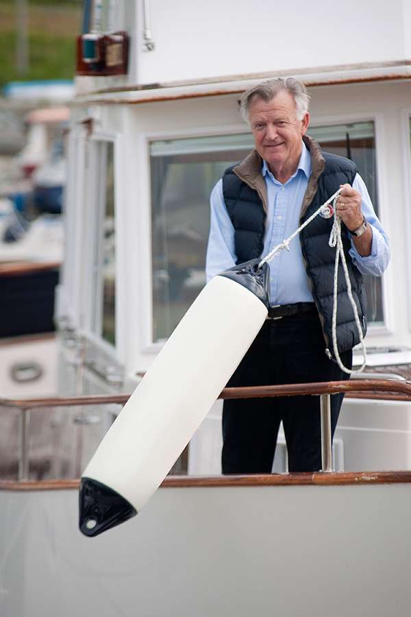 Polyform Fender F-serie hvit m/blå ender