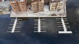 Flytebryggeanlegg i betong, med utriggere